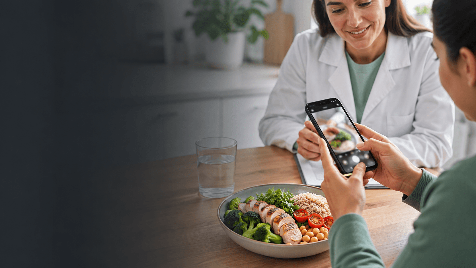 Mejor app para contar calorías gratis con fotos: qué comparar Persona fotografiando un plato equilibrado con el móvil durante una revisión nutricional