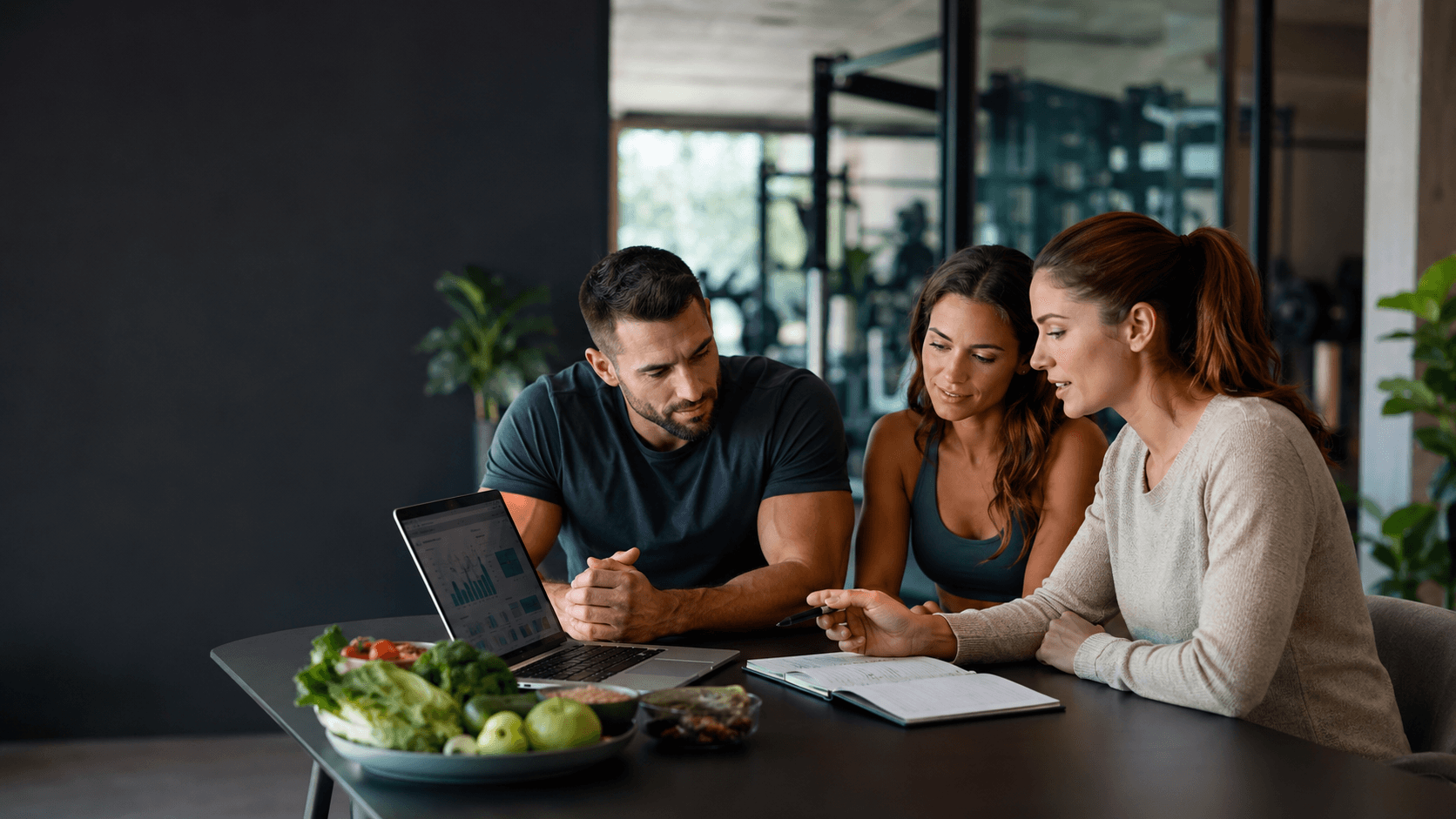 Nutricionista y entrenador personal: cómo coordinar ambos servicios Entrenador personal y dietista-nutricionista revisando con una clienta un plan coordinado de entrenamiento y alimentación